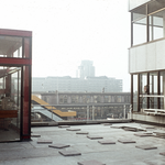 119480 Gezicht op het Centraal Station (Stationsplein) te Utrecht, vanaf het Radboudkwartier van het winkelcentrum Hoog ...